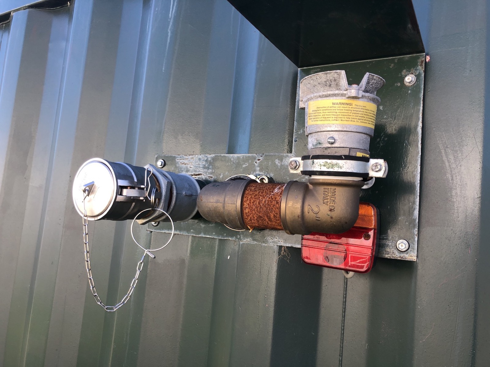 Fuel coupling on the container wall