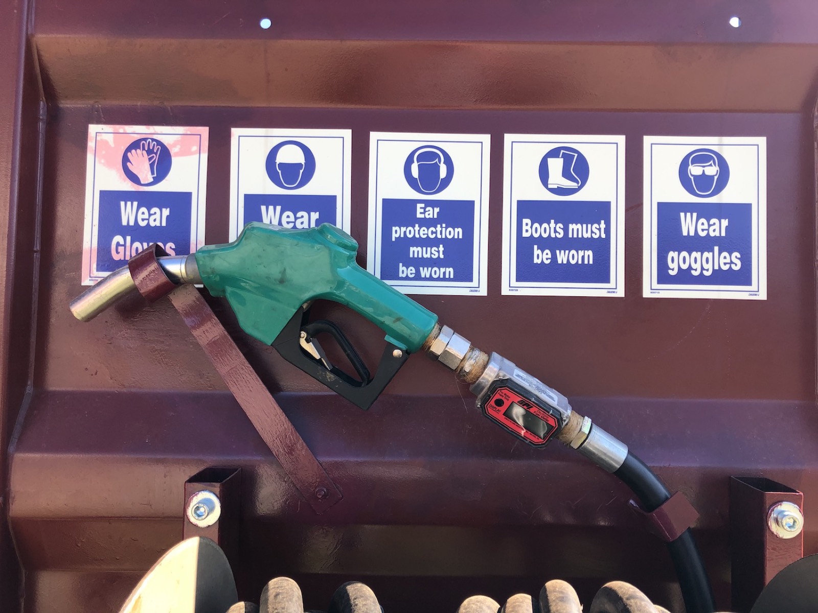 Refuelling container equipment